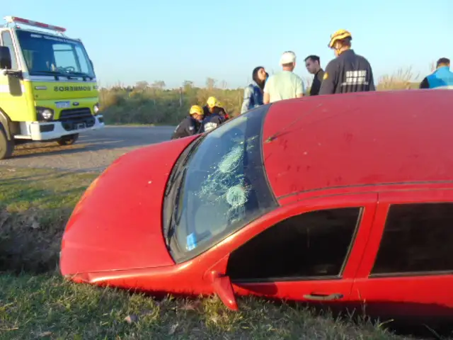 Tras el impacto las dos personas fueron rescatadas y trasladadas al hospital.