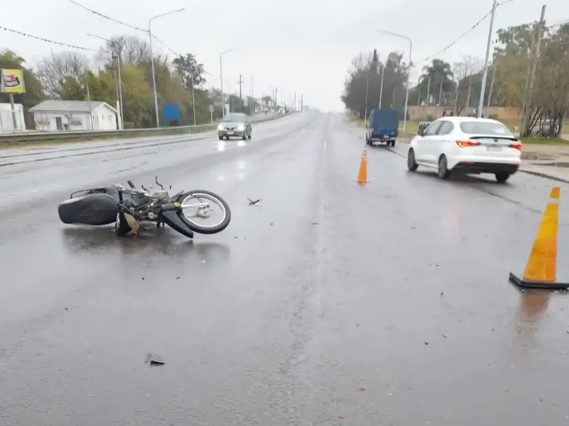 Un motociclista resultó herido tras chocar con una camioneta