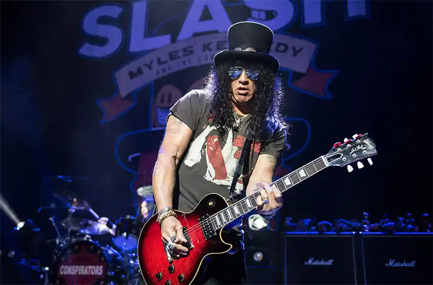 Slash participó de una potente versión de "Come Together" de los Beatles