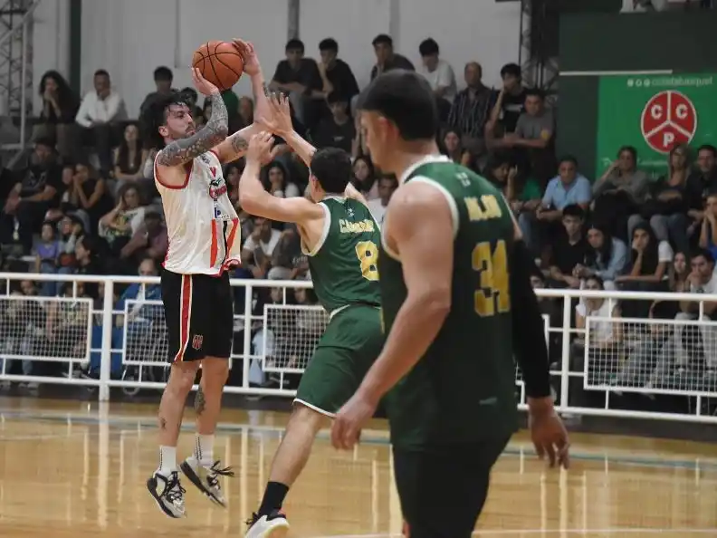 Montani Wortzel volvió a destacarse en Central con 16 puntos y 13 rebotes (crédito: Prensa Ciclista).