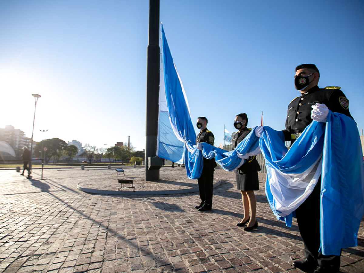 Calvo encabezó el acto por el Día de la Bandera en Córdoba   