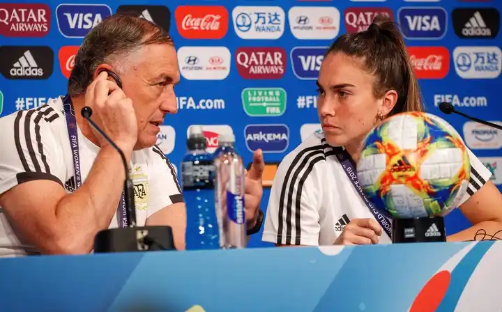 Borrello negó represalias en el plantel de fútbol femenino