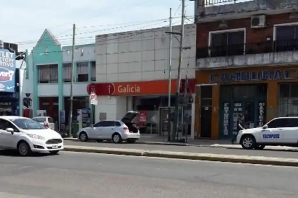 Se hicieron pasar por clientes y robaron una millonaria cifra en un banco