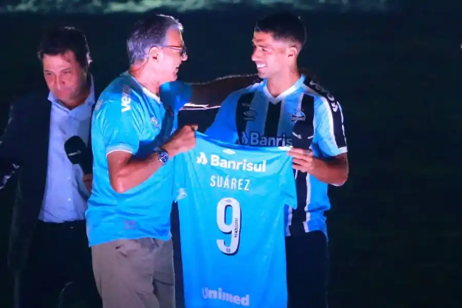 Locura total en la presentación de Luis Suárez en Gremio
