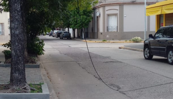 Una ciclista cayó al piso tras enredarse con un cable