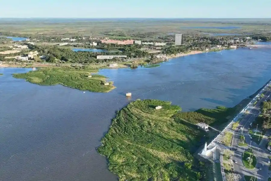 Postal santafesina. Desde el drone así luce la Setúbal con el embalsado abierto. Crédito: Fernando Nicola