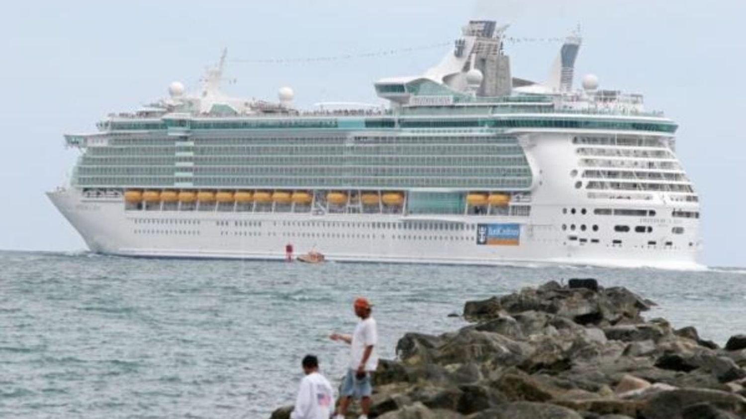 Un hombre desaparece tras saltar desde un crucero cerca de Florida