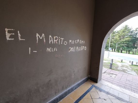 Rompieron parte de la fachada del edificio de la Asociación de Hoteles