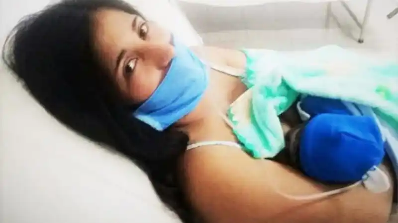 Tuvo que dar a luz en la ruta porque le negaron el paso a su médico