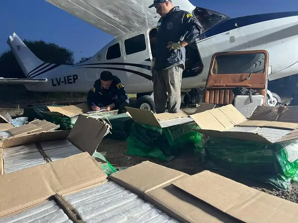 Cayó la avioneta narco de Santa Fe: ocho detenidos y un misterio sobre el dueño de los 442 kilos de cocaína