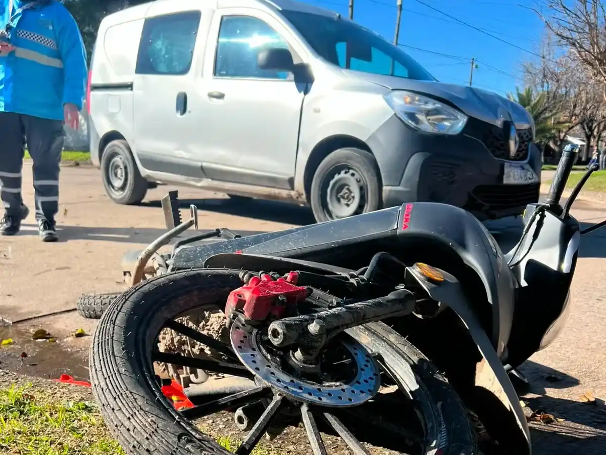 En Formosa y Las Heras, los ocupantes de la moto sufrieron heridas de gravedad. Crédito: Bomberos de Venado Tuerto.