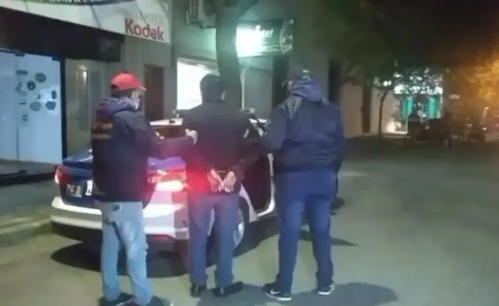 Detuvieron a un hombre por descargar pornografía infantil en un ciber