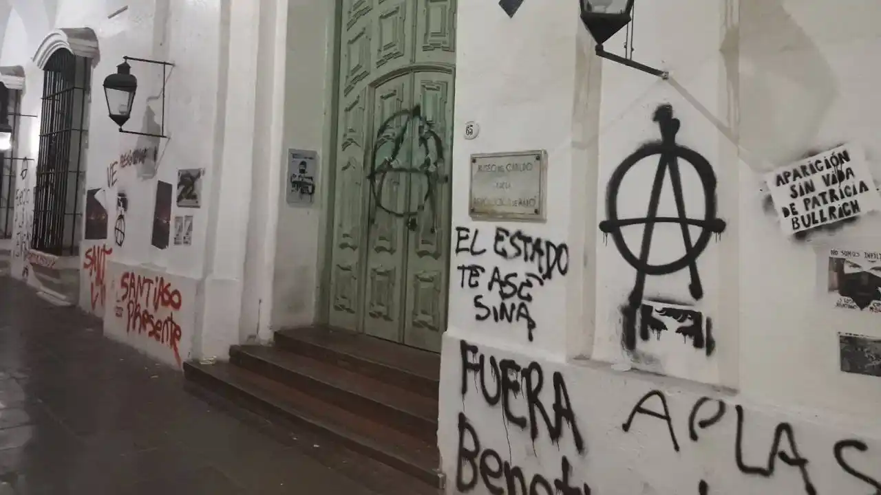 Vandalismo en el Cabildo tras la marcha por Santiago Maldonado