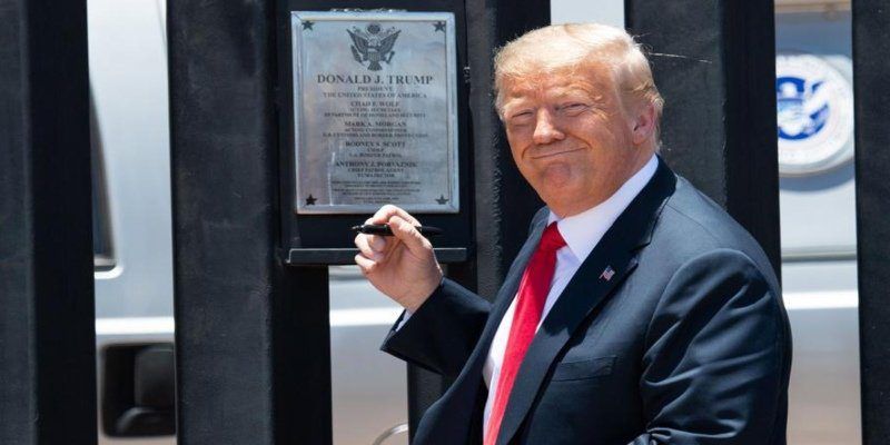 El COVID-19 no detiene a Trump: visitó el muro con México y lo autografió
