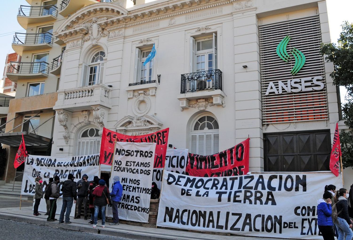 El Movimiento Primero de Octubre irrumpió en la Regional de Anses