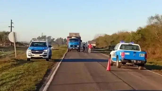 Violento choque frontal entre un camión y un auto en una ruta entrerriana: hay tres heridos