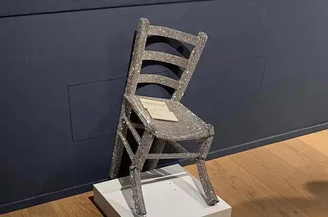 VIDEO | Insólito: un turista se sentó en "la silla de Van Gogh" y la rompió
