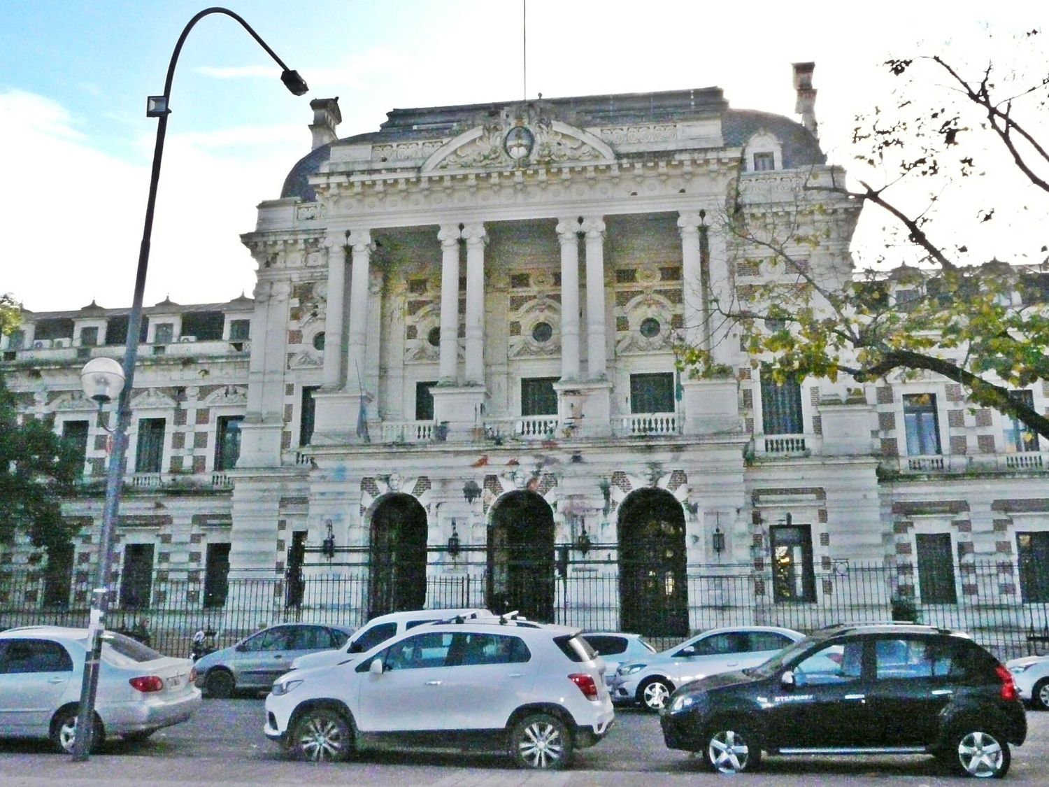 Vista del frente de la Gobernación bonaerense.