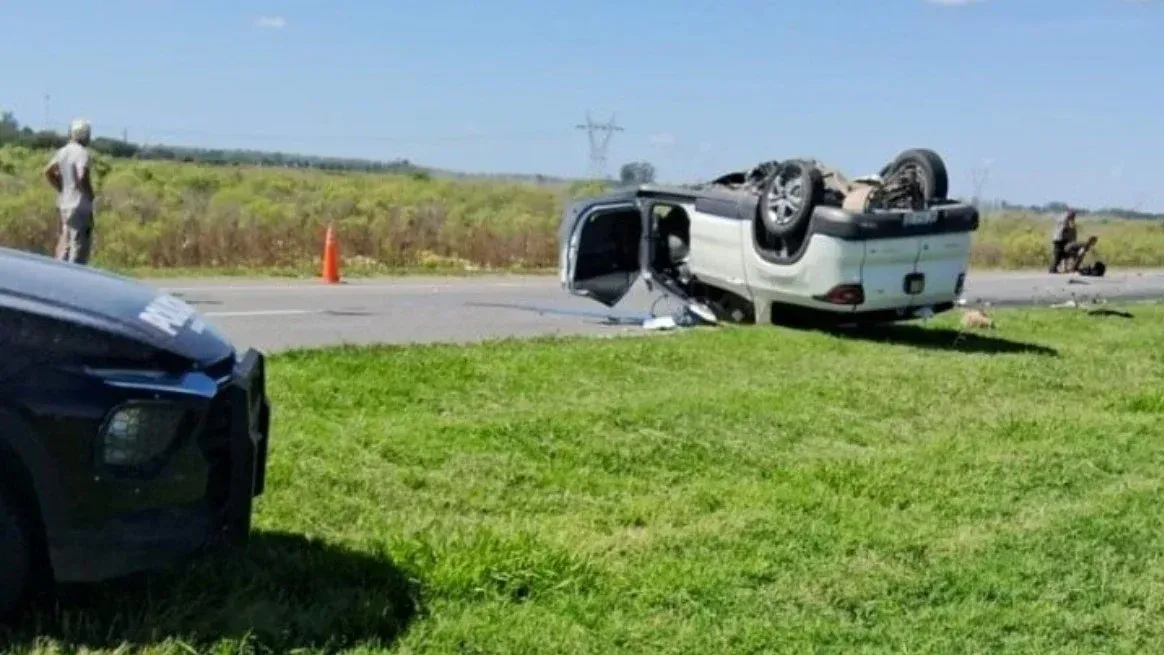 El choque involucró a un colectivo y una camioneta