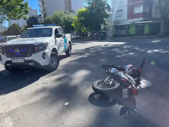 Un motociclista resultó herido tras un choque con un auto que cruzó en rojo