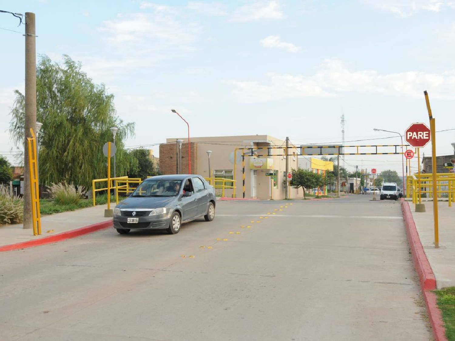 Otra vez derribaron el arco delimitador en Arroyito 