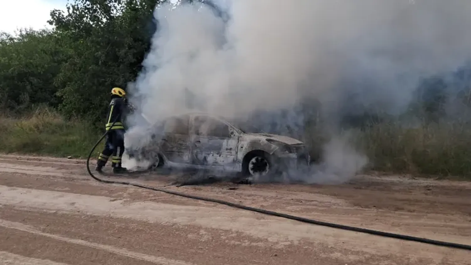 Un auto se incendió por completo en cercanías al arroyo Clé