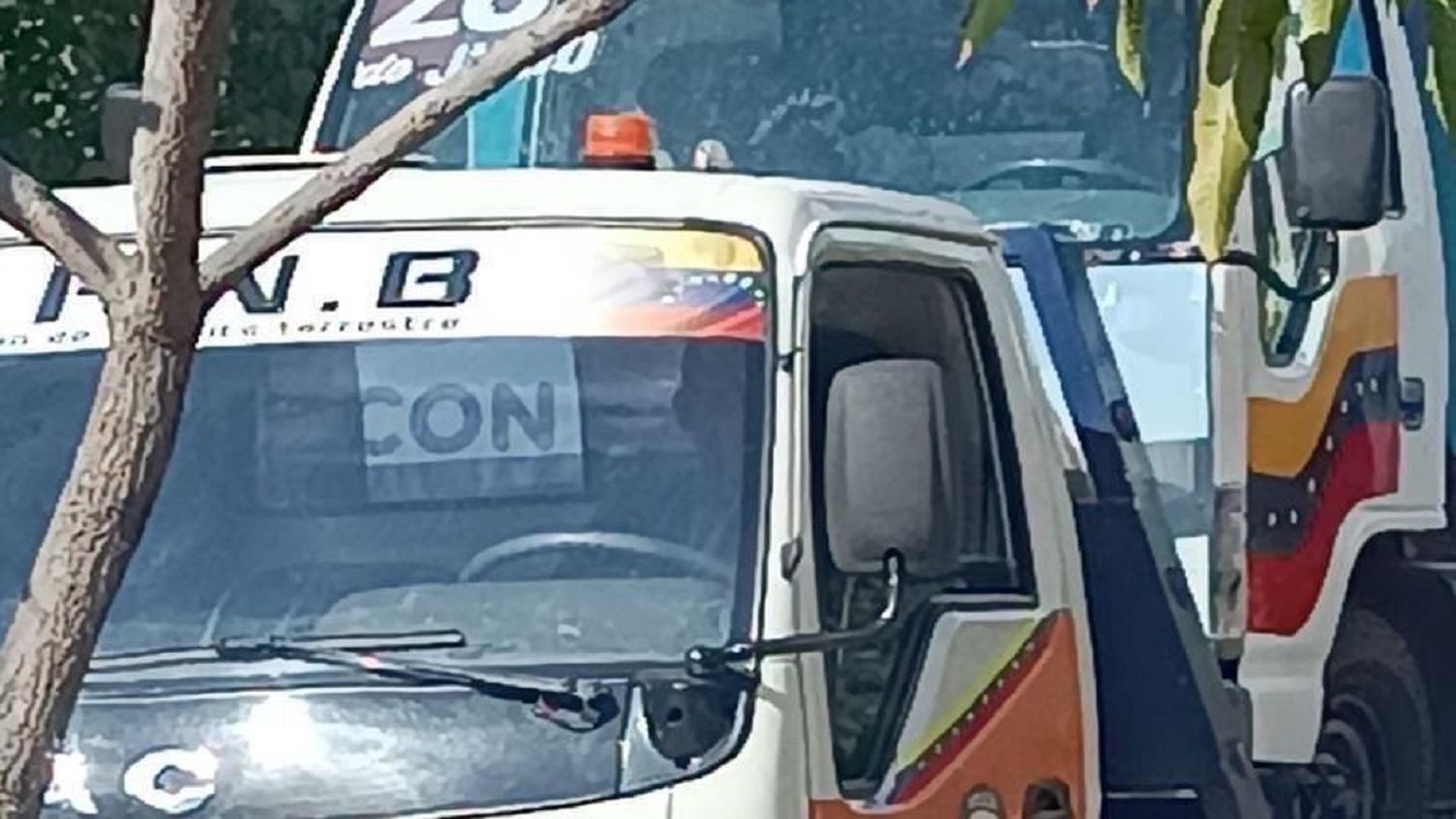 CONFISCAN EL CAMIÓN DE MARÍA CORINA y EDMUNDO: se lo llevó la POLICÍA NACIONAL en una grúa
