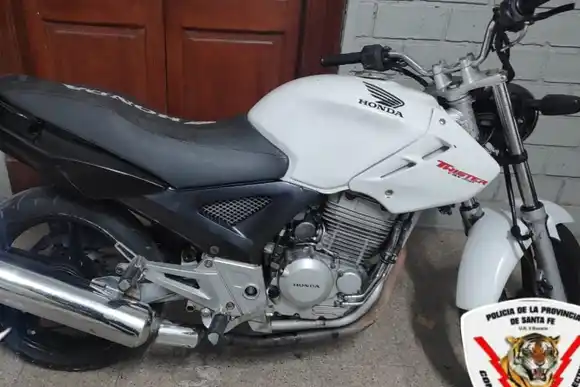 Circulaba en moto de forma temeraria, trató de escapar de la policía y fue detenido en barrio Las Heras