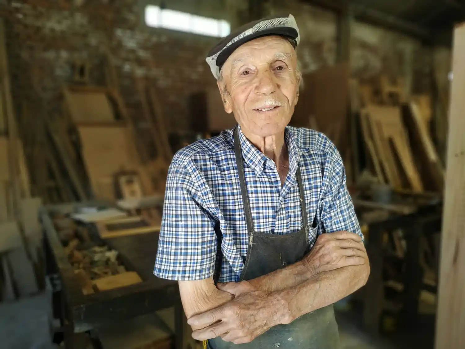 Con 87 años, Domingo Falcone sigue adelante con su pasión, la carpintería.