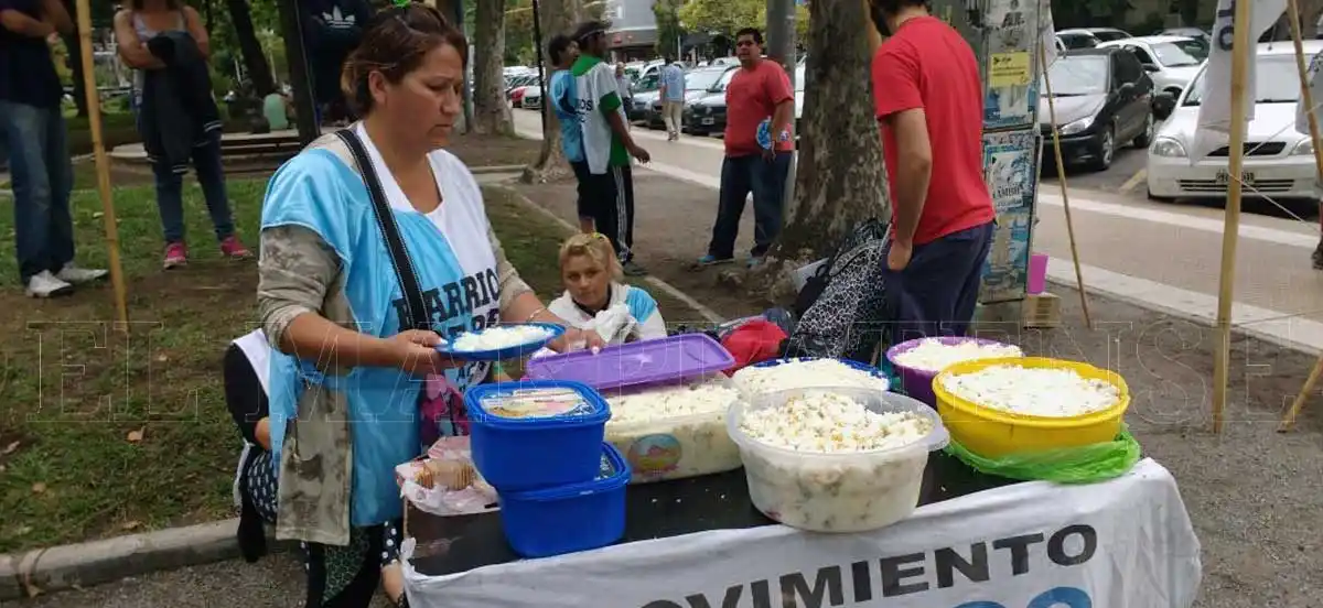 Se realizan ollas populares frente a la Comuna y la Rambla
