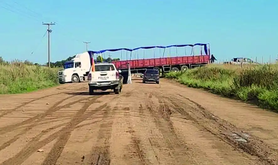 Atravesado. Quedó el camión en el camino hacia el balneario Los Angeles