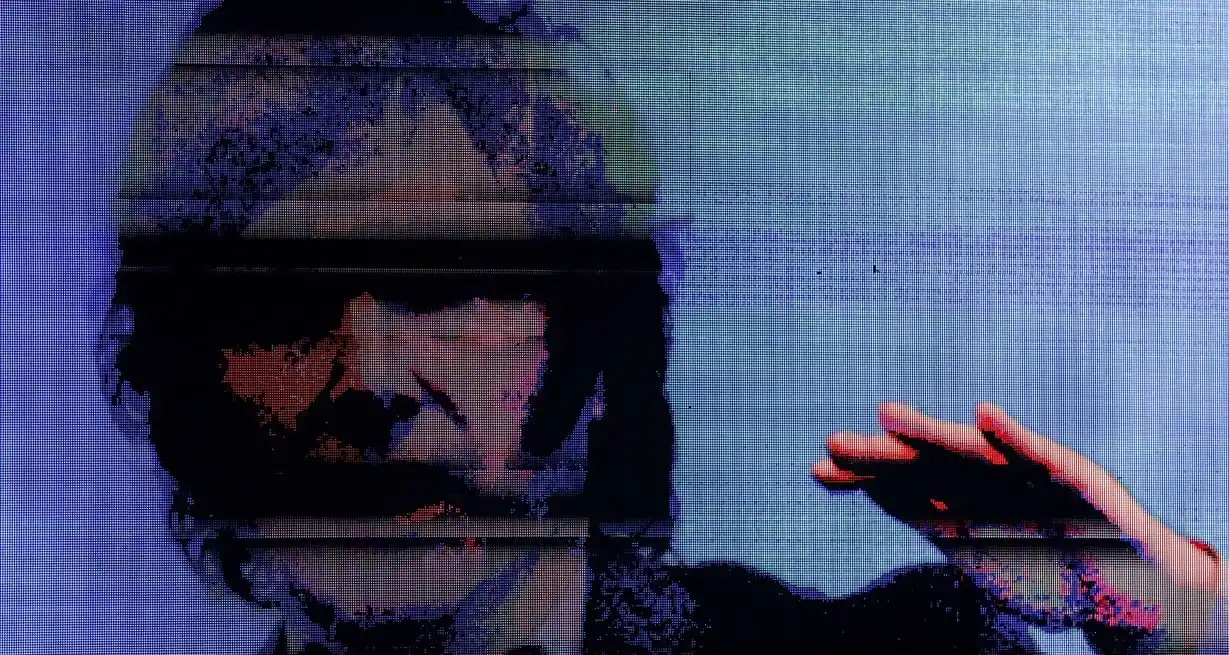 El presidente de Argentina, Javier Milei, proyectado en una pantalla del Hotel Four Seasons de la Ciudad de Buenos Aires en el marco del IEFA Latam Forum, donde fue el orador principal. Foto: REUTERS / Agustí Marcarian.