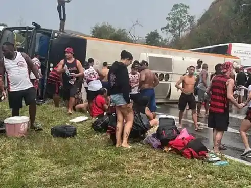 Tragedia en la ruta: volcó un micro con hinchas de Flamengo rumbo a Avellaneda