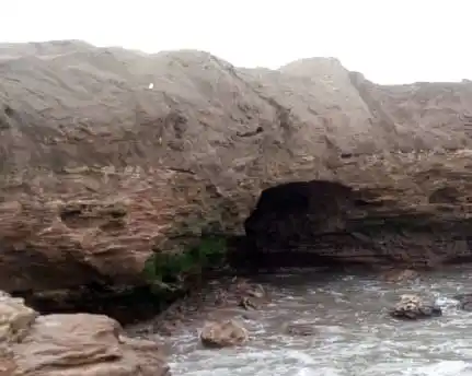 Ante un nuevo riesgo de derrumbe harán otro desvío en  el camino costero de Quequén