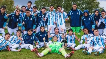 La Sub 17 albiceleste , campeón de la Vertex Cup en Londres. Foto:@Argentina