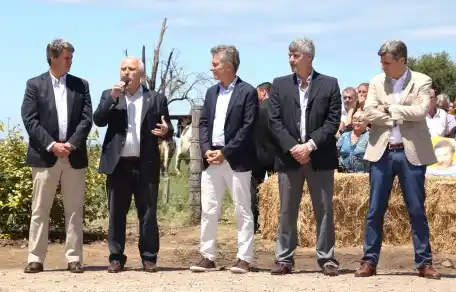 Lifschitz y Macri firmaron un convenio para la promoción del sector lácteo