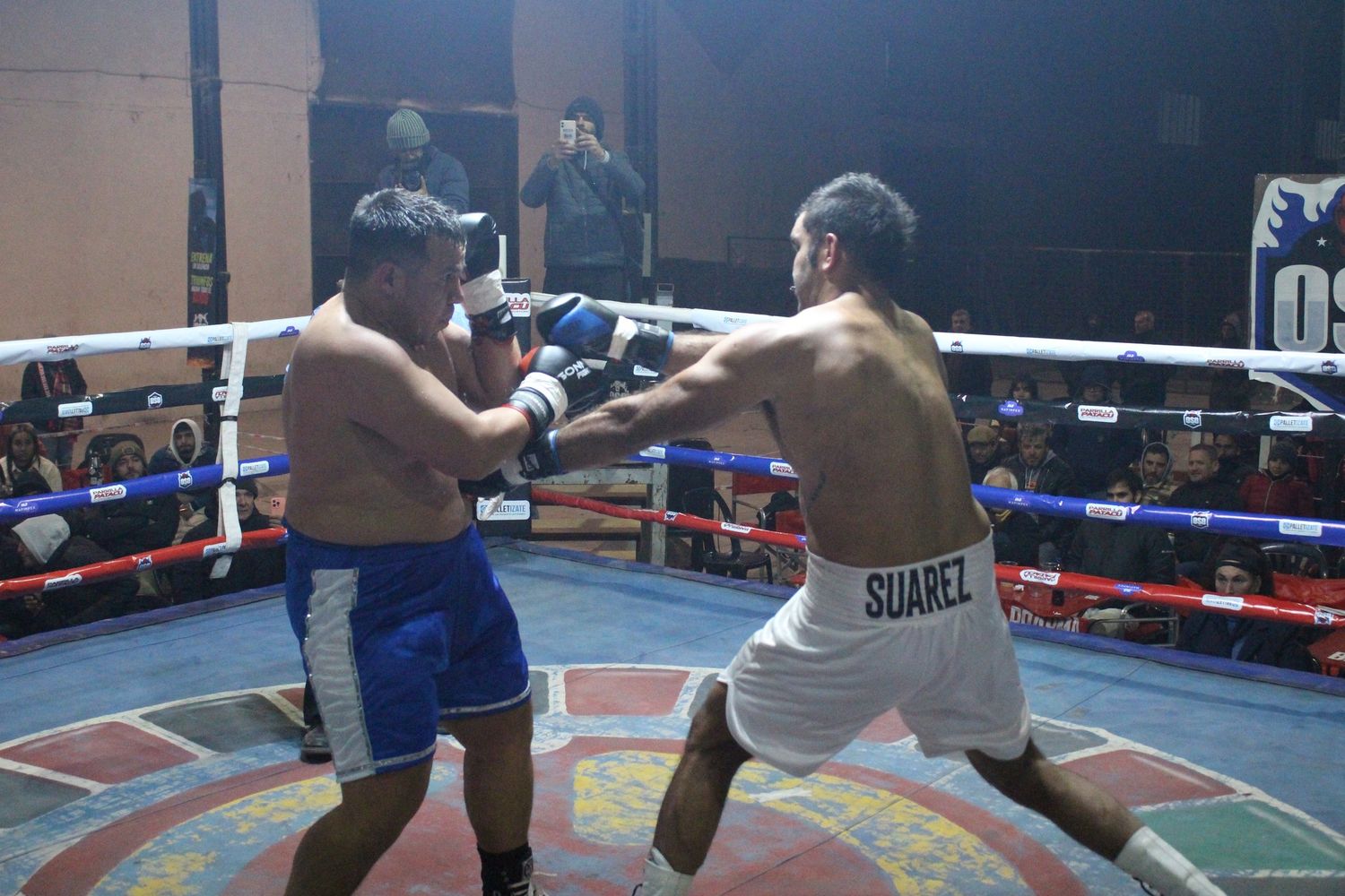 Esteban López protagonizó el combate profesional y de fondo del festival boxístico (crédito: Dirección de Deportes).