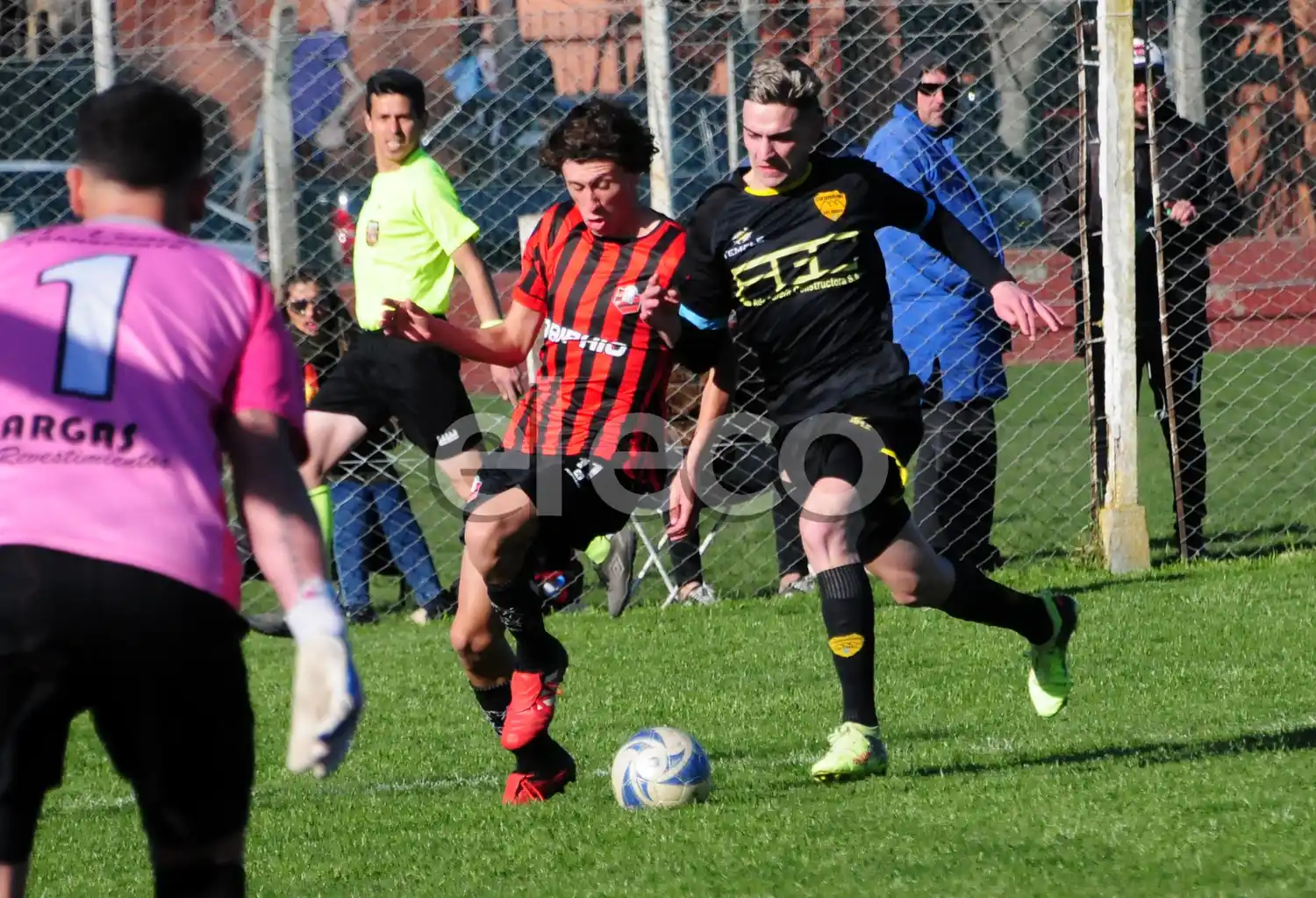Gourriet y Argonz, cuerpo a cuerpo por la tenencia de la pelota.