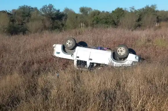 Totalmente “dada vuelta”: una Chevrolet S10 terminó con las ruedas hacia arriba y hay dos heridos