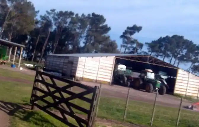 Ingresan a un campo para sustraer varias herramientas y fertilizantes
