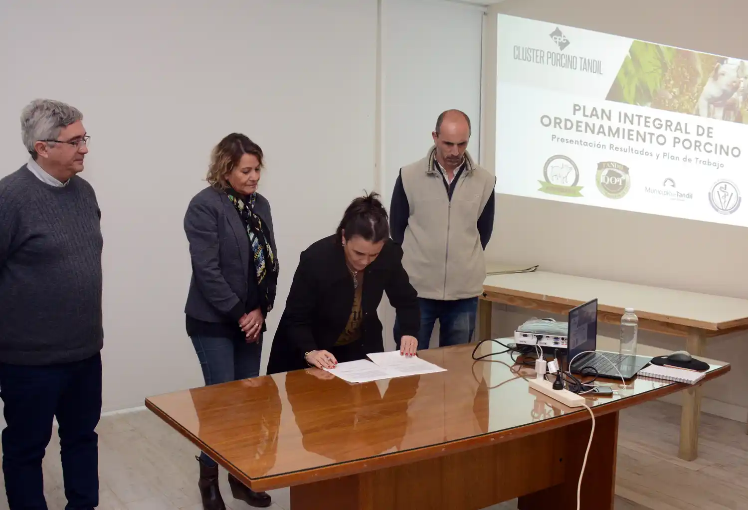 Javier Rodríguez, Marcela Petrantonio, Juliana Teerink y Manuel Emaldi, durante la firma del acta.