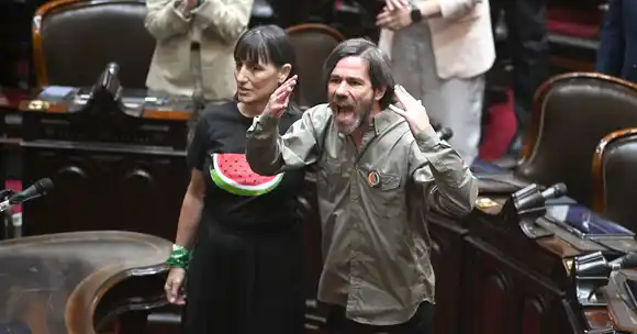 Repudios y gritos de LLA en la jura del diputado Nicolás Del Caño: “¡Tomá!”