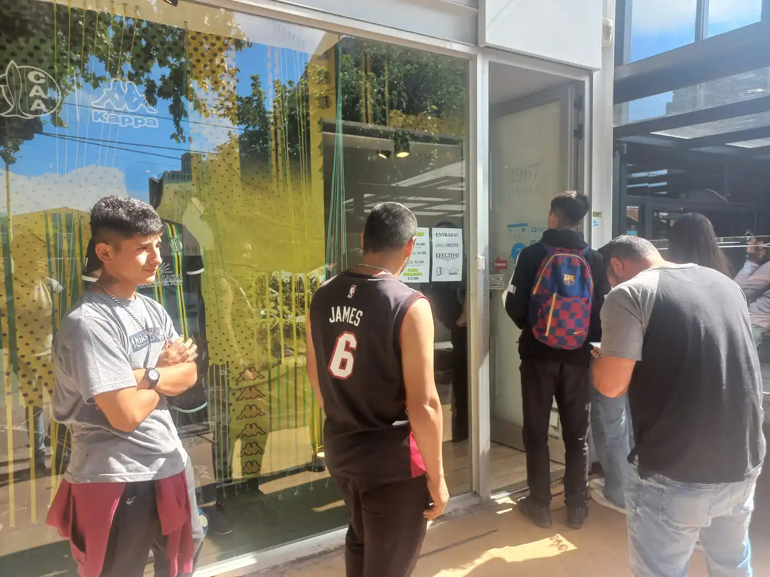 Largas filas para el público local en el clásico marplatense.