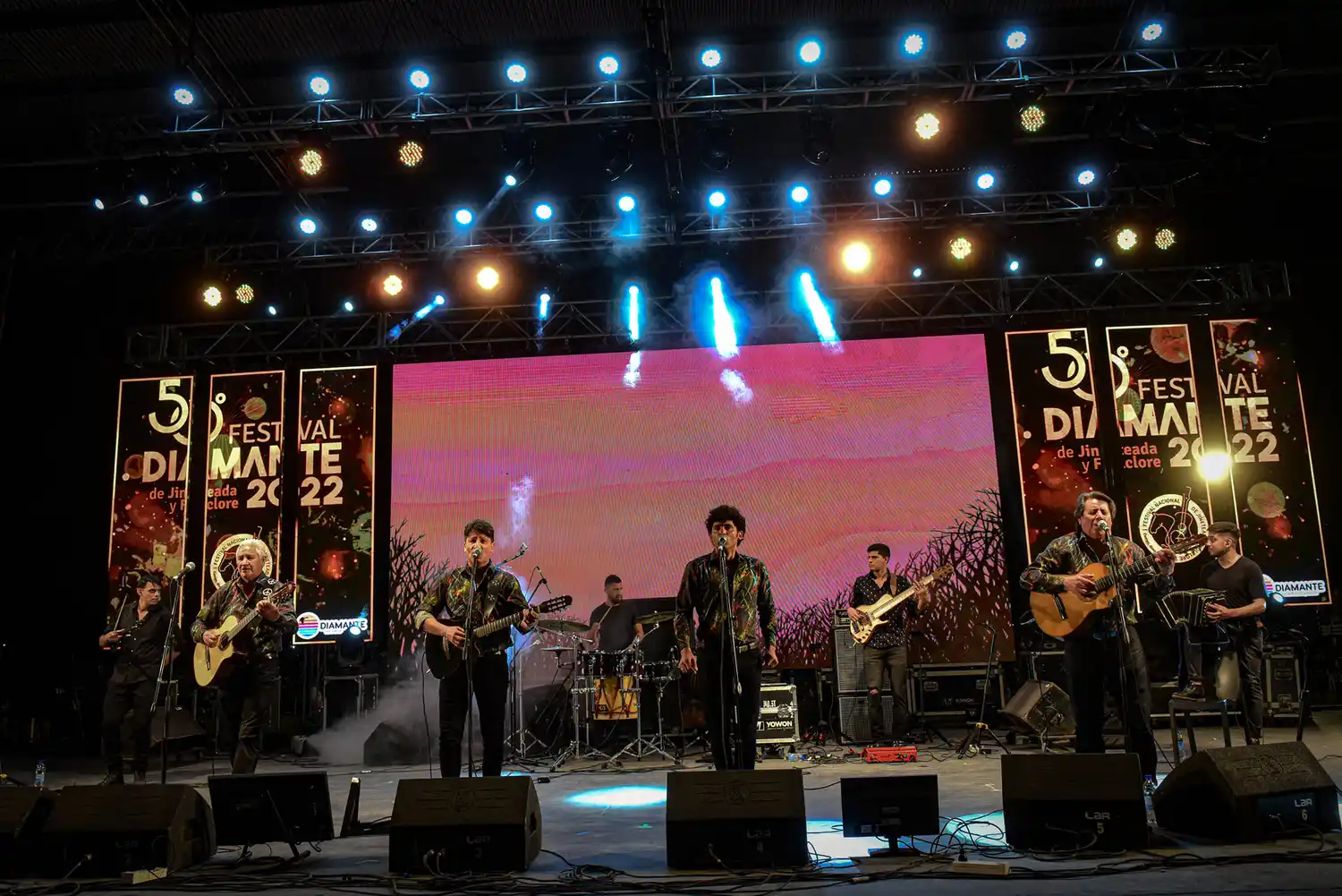 Diamante vivió otra noche festivalera con jineteada y folclore