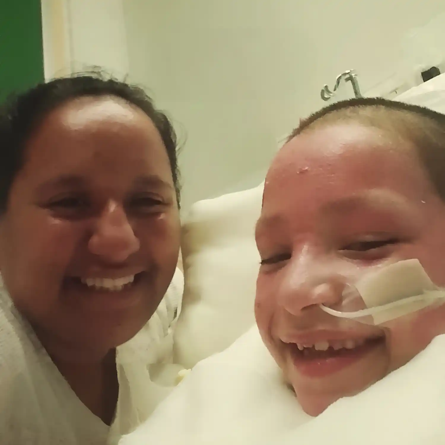 "Batalla superada, gracias a Dios", expresó la madre de Noah al compartir una foto junto al pequeño.