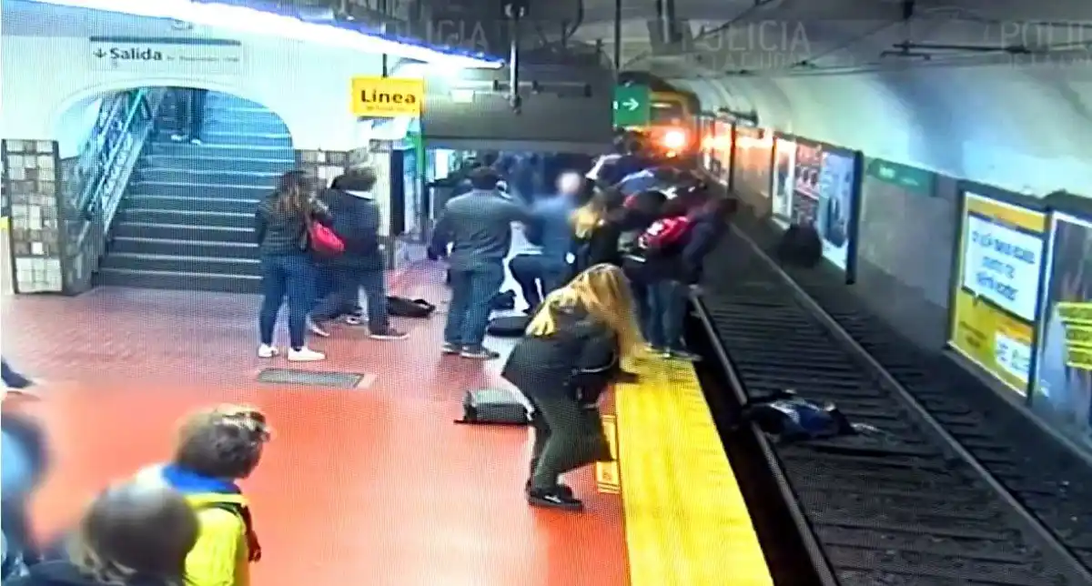 Un hombre se desmayó y empujó a una mujer a las vías justo cuando llegaba el subte