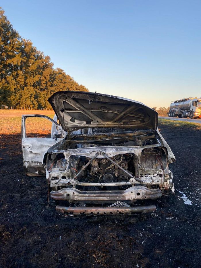 camioneta amarok incendiada ruta 9 00