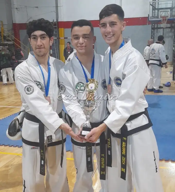 Tercer puesto en combate por equipos. De izq a der. Axel Mateo, Aron Gopar y Facundo Aguirre