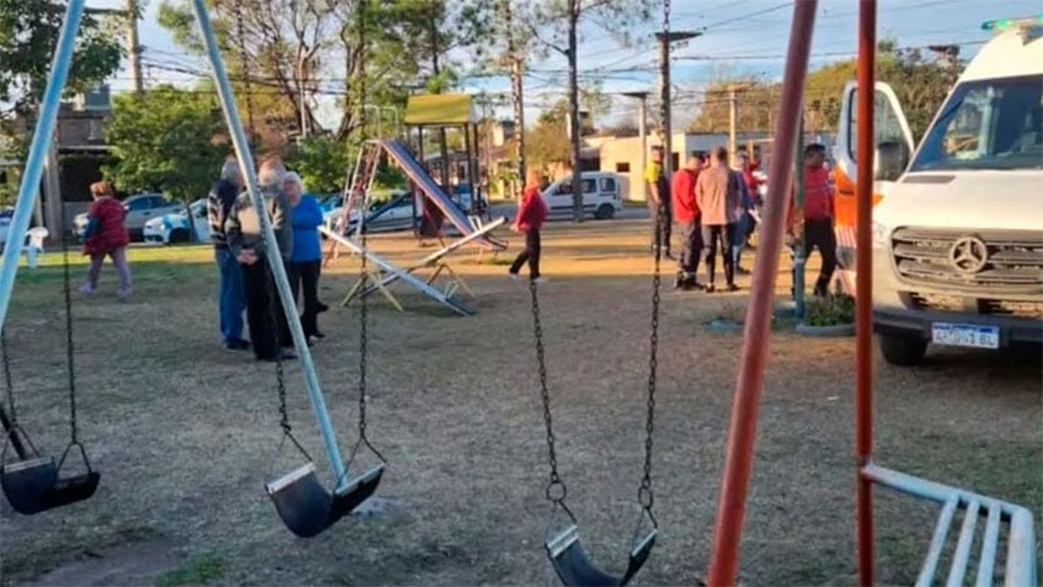 Una niña de 10 años murió tras caerse de una hamaca en una plaza