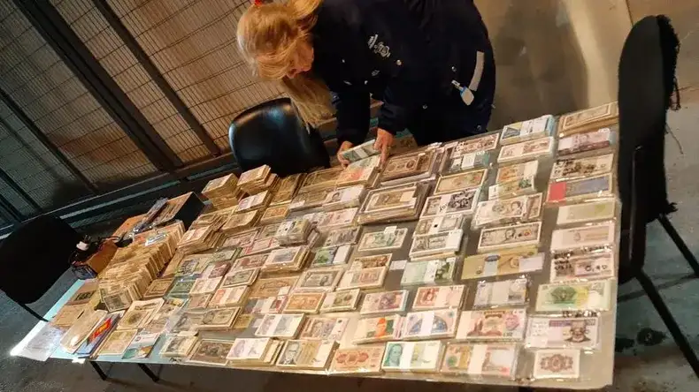 La Aduana secuestró billetes de la Alemania Nazi